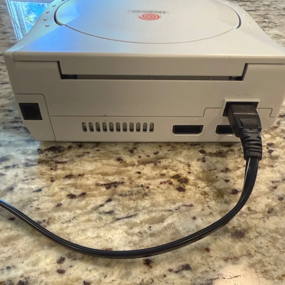 Sega Dreamcast Console HKT-3020 White System 1999 NTSC-U + 2 Controllers